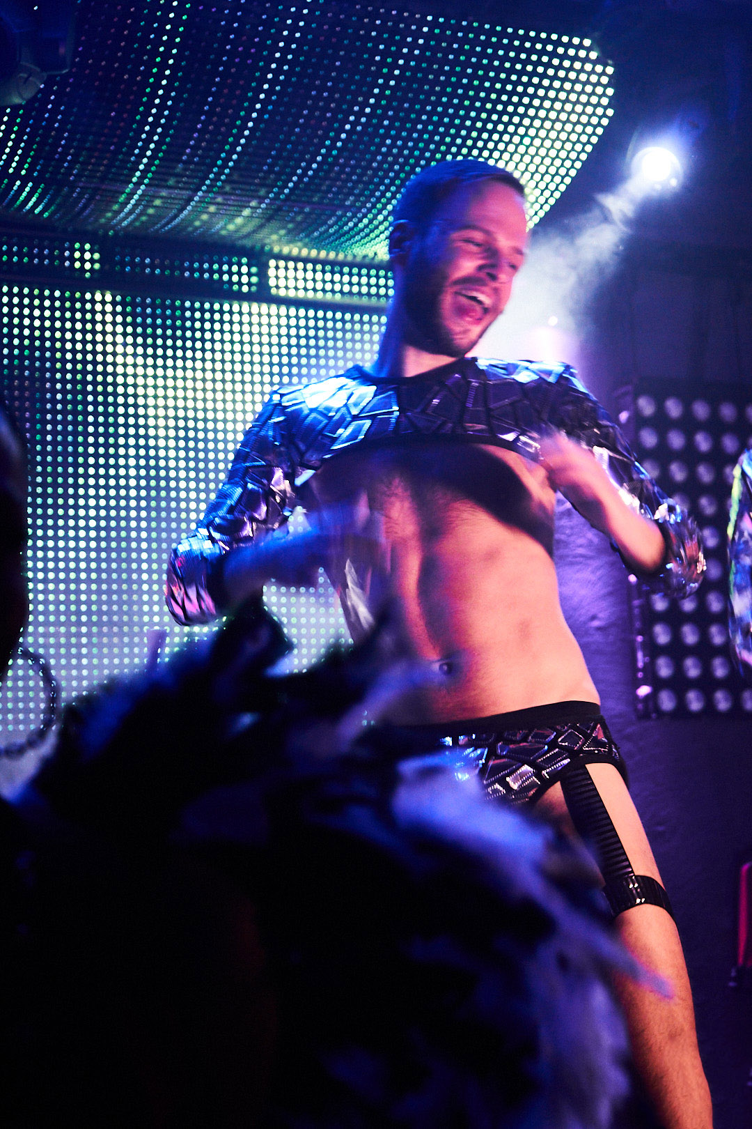 Festival-Publikum feiert bei dynamischer Bühnenperformance mit farbiger Beleuchtung