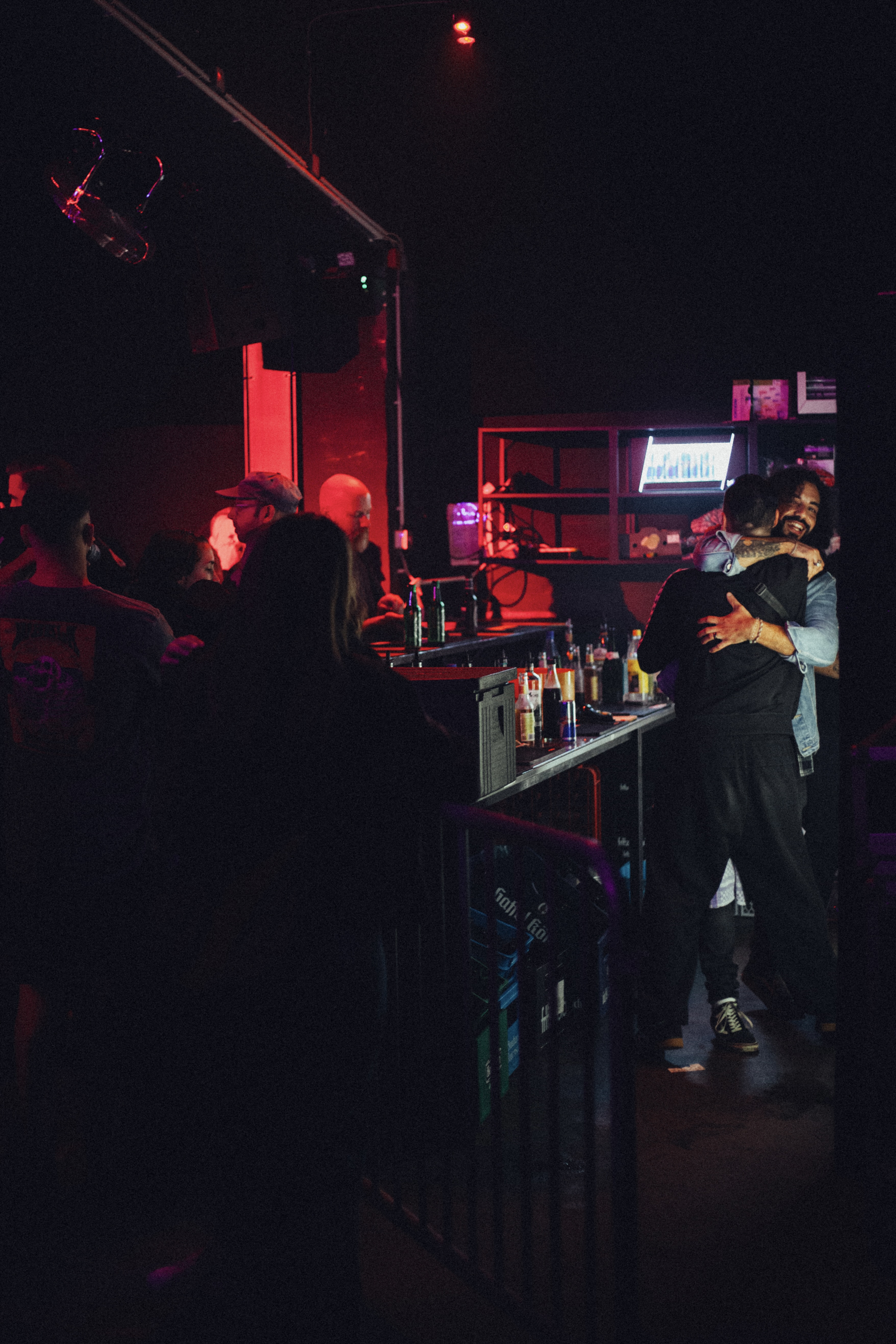 Menschenmenge im Freien bei Live-Performance mit Bühne und Lichtefekten